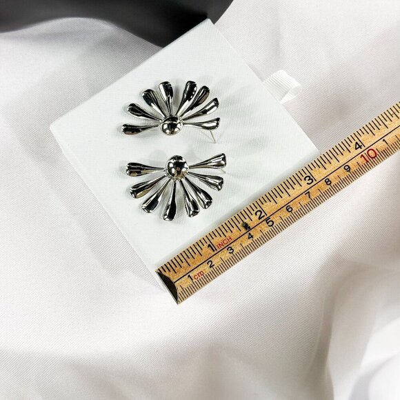 BRAND NEW IN BOX SILVER DAISY STUD EARRINGS SILVER HARDWARE SET - Picture 3 of 4